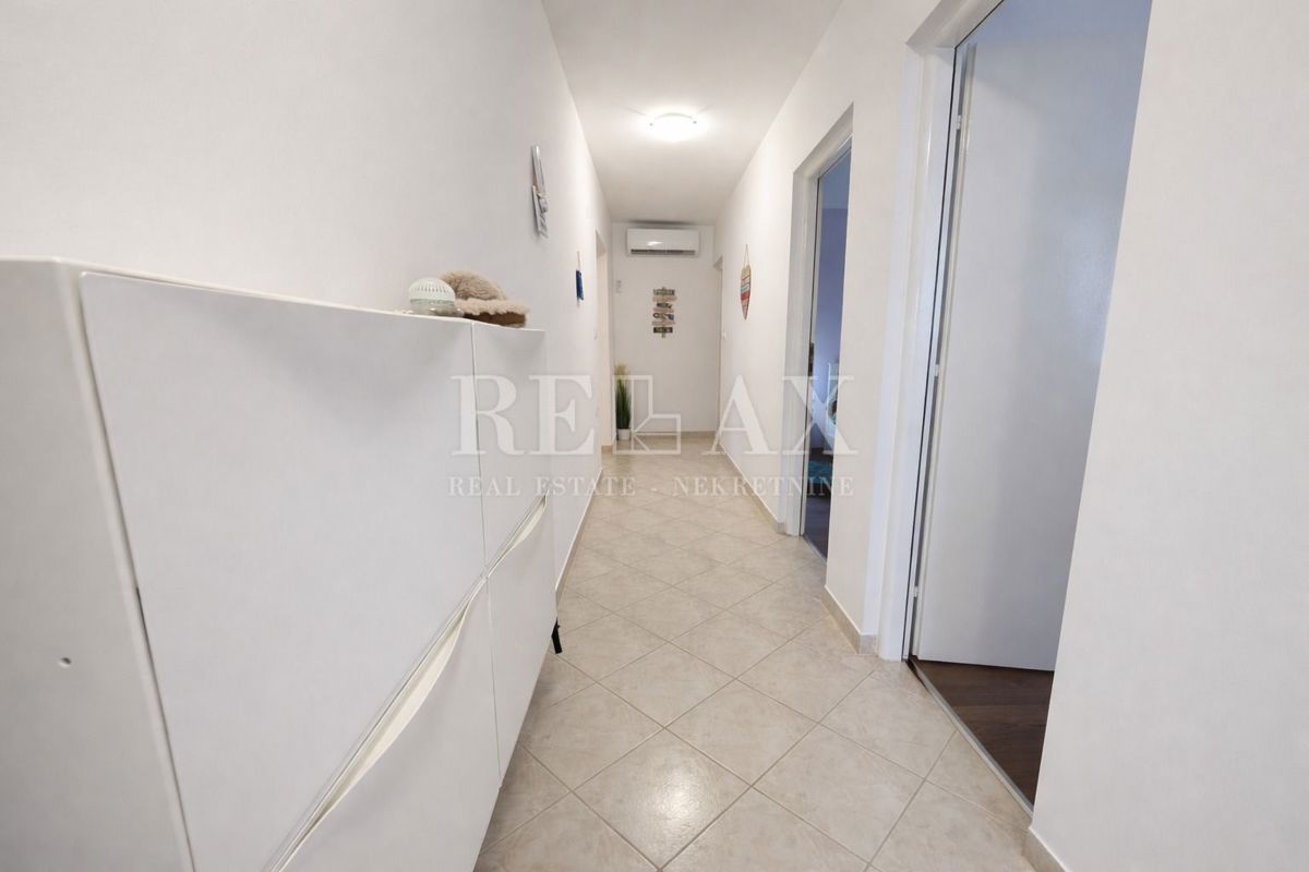 Senj, Bunica - stanovanje z garažo in teraso v bližini morja