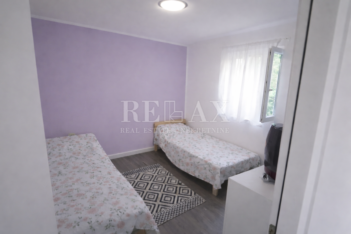 Senj, Bunica - stanovanje z garažo in teraso v bližini morja