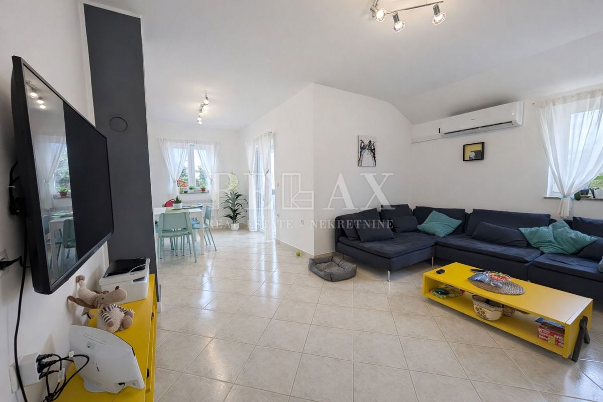 Senj, Bunica - stanovanje z garažo in teraso v bližini morja