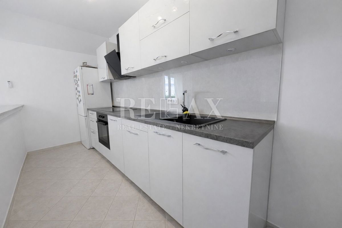 Senj, Bunica - stanovanje z garažo in teraso v bližini morja