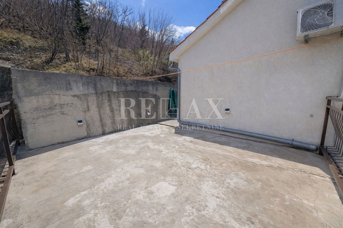 Senj, Bunica - stanovanje z garažo in teraso v bližini morja