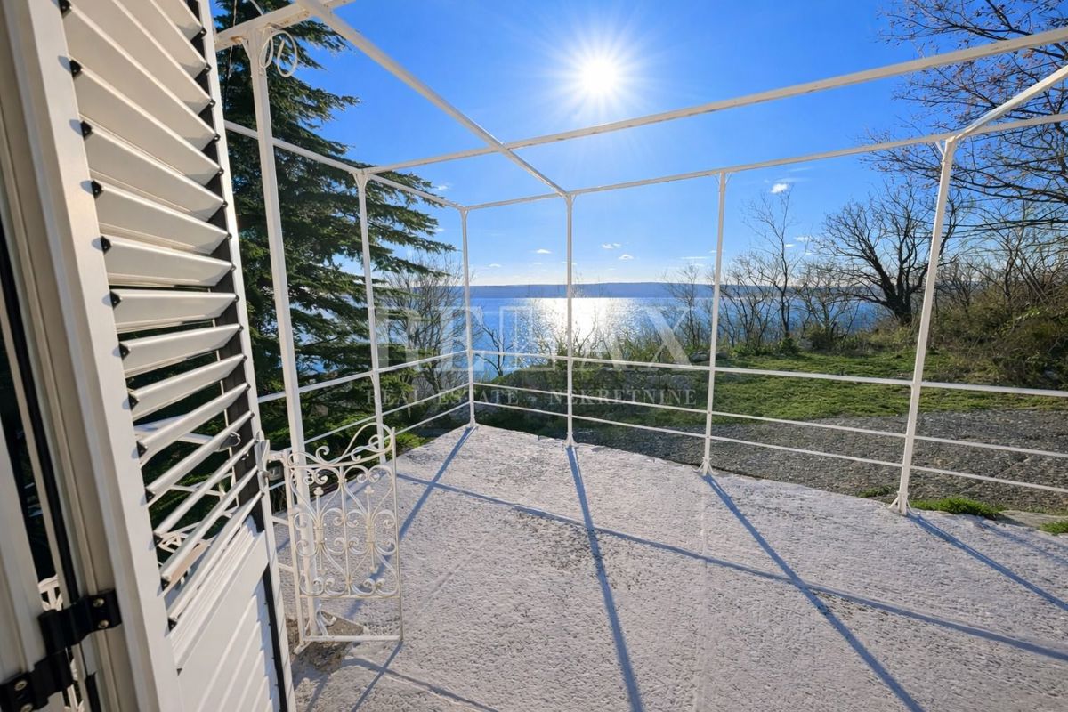 Senj, Bunica - kamnita hiša