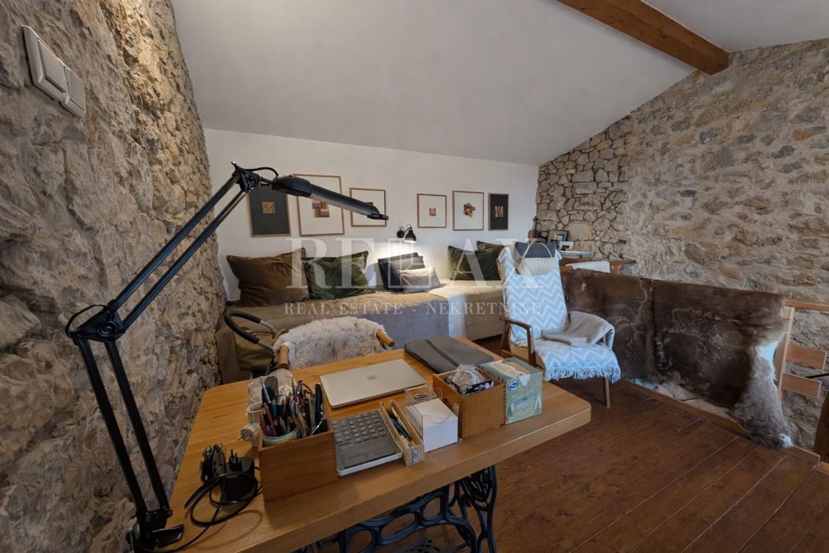 Senj, Bunica - kamnita hiša