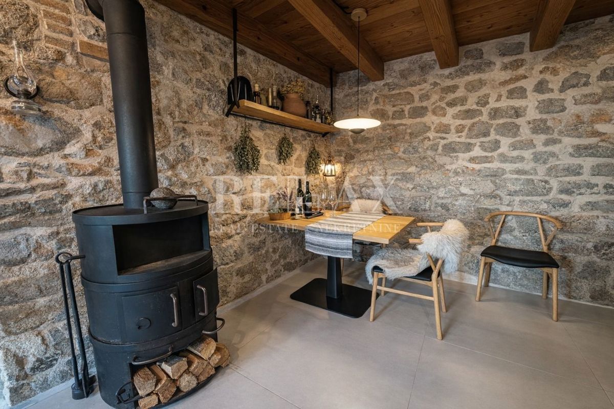 Senj, Bunica - kamnita hiša