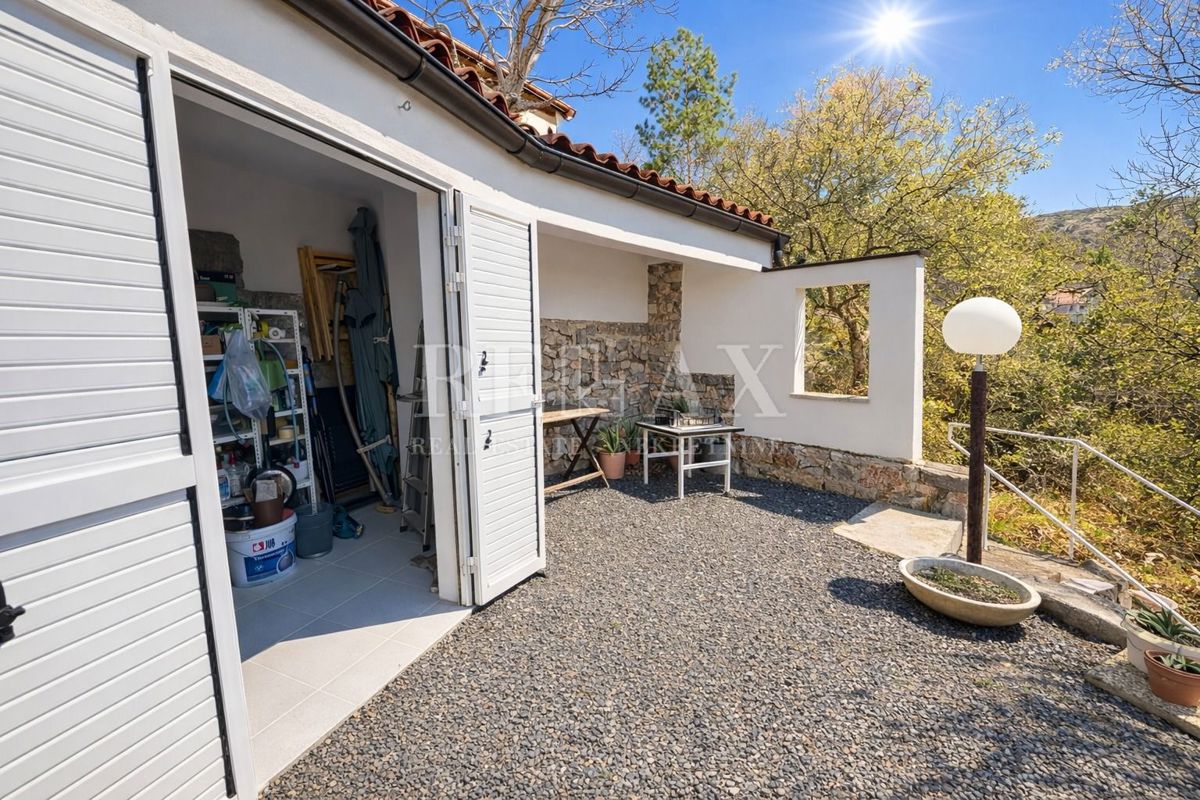 Senj, Bunica - kamnita hiša