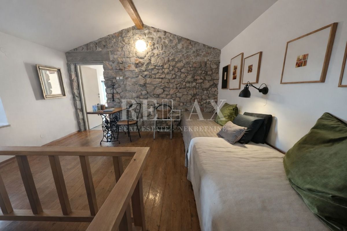 Senj, Bunica - kamnita hiša