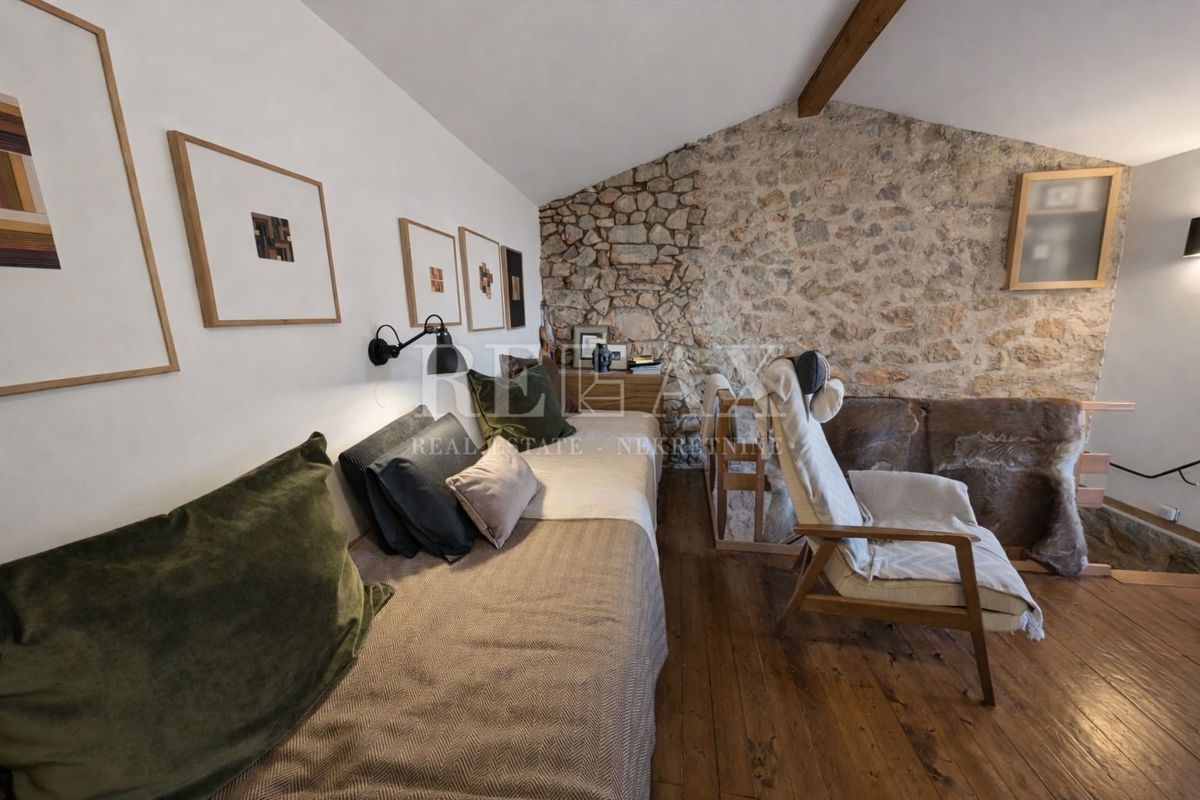 Senj, Bunica - kamnita hiša