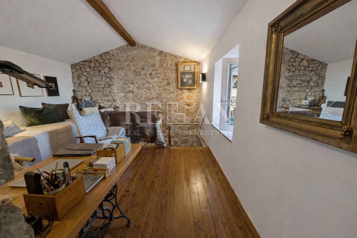 Senj, Bunica - kamnita hiša