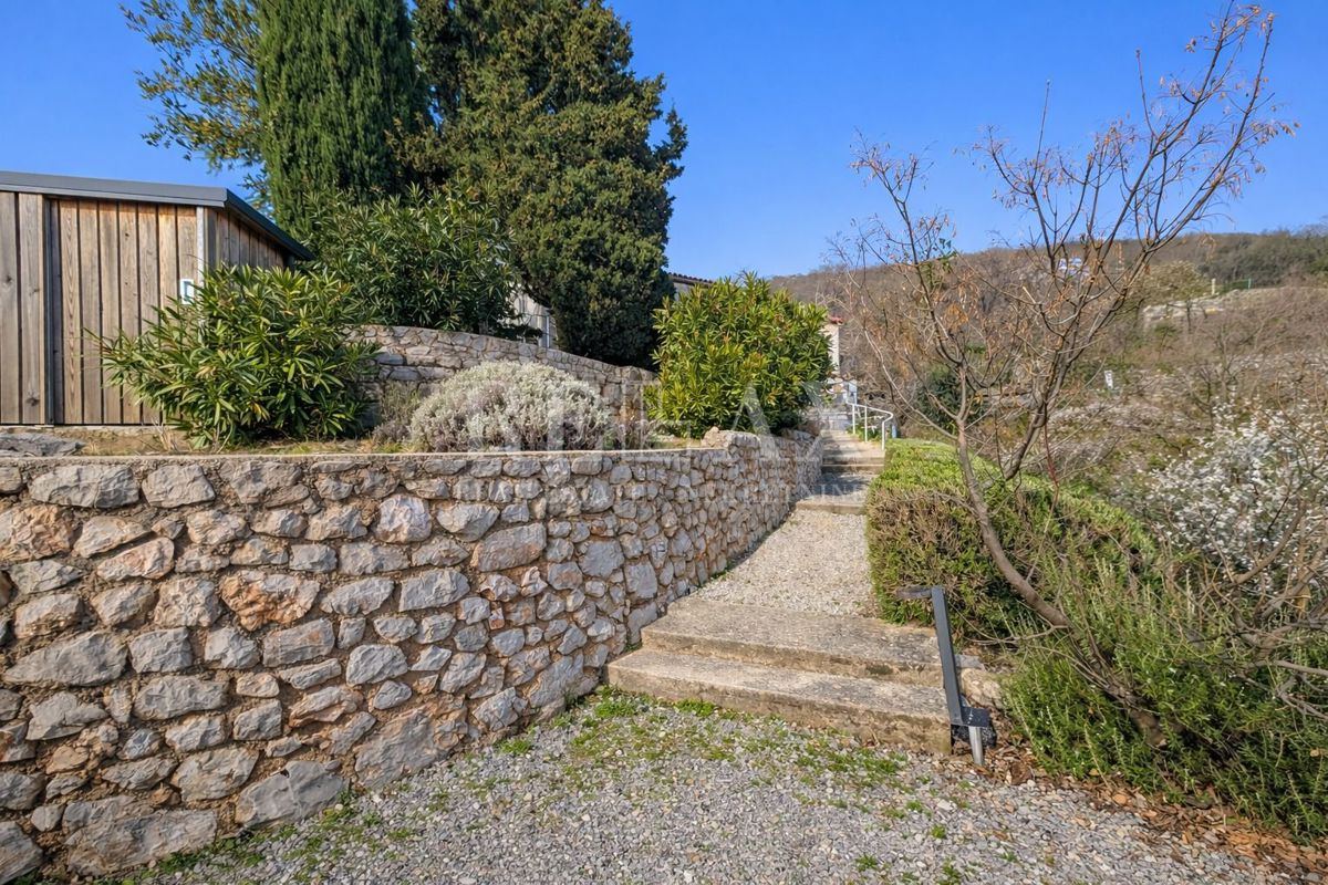 Senj, Bunica - kamnita hiša