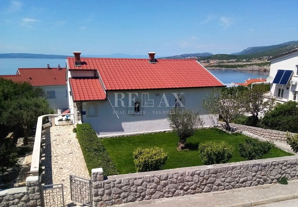 NOVI VINODOLSKI, KLENOVICA - Zanimiva hiša z bazenom v bližini morja