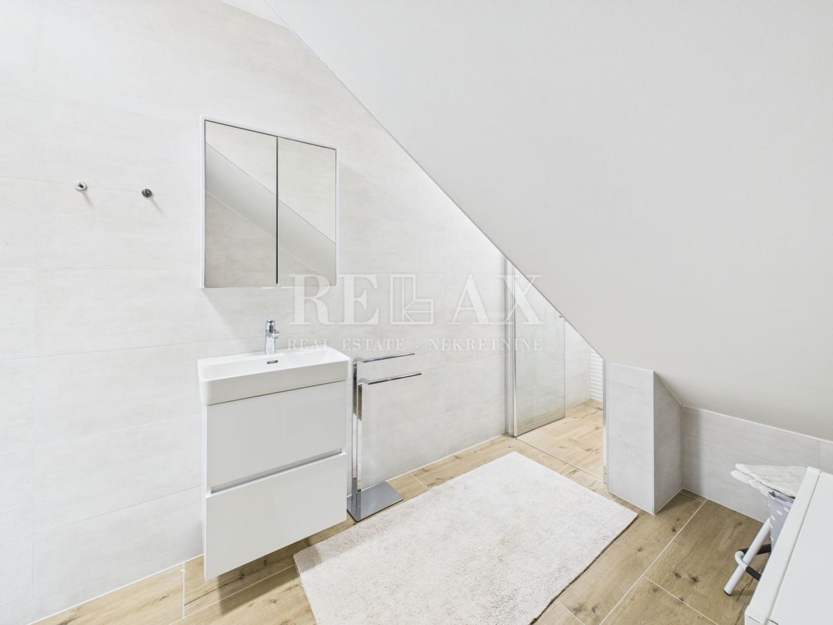 Njivice - dvoetažni apartma z bazenom in vrtom
