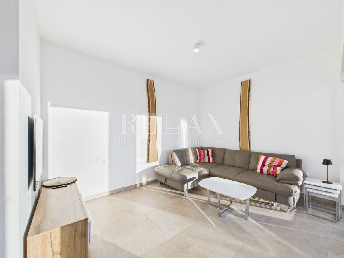 Njivice - dvoetažni apartma z bazenom in vrtom