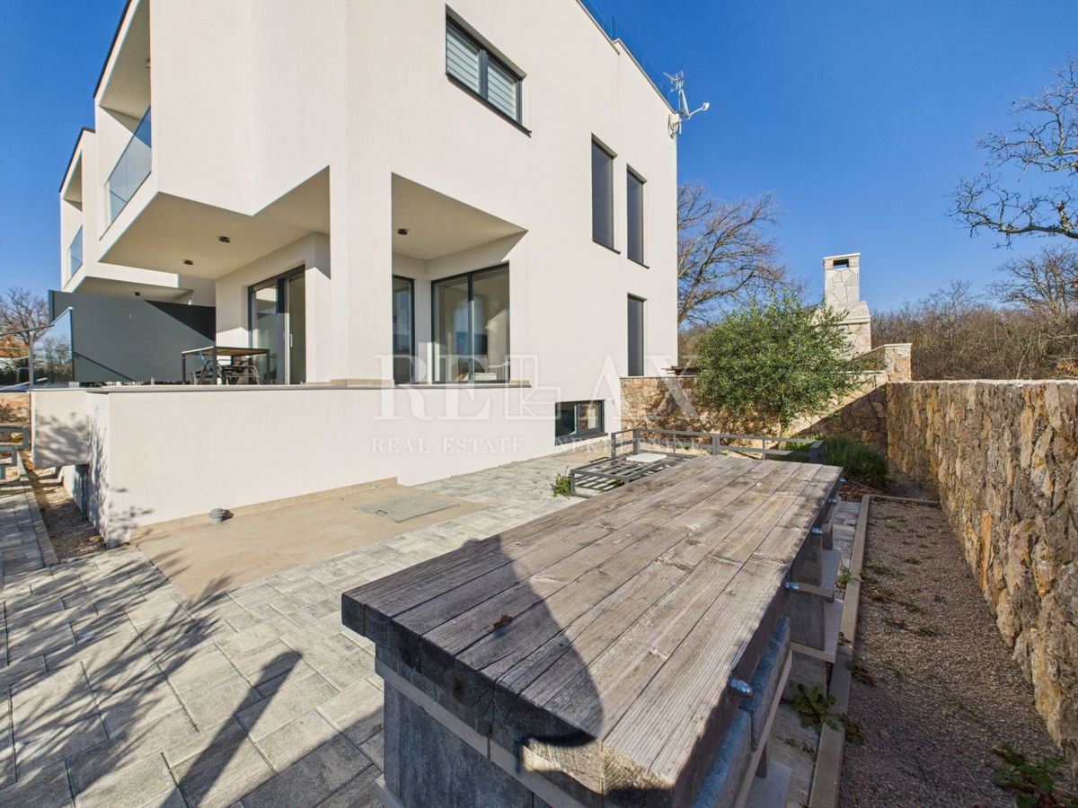 Njivice - dvoetažni apartma z bazenom in vrtom
