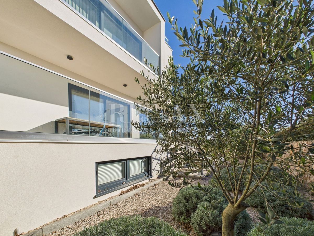Njivice - dvoetažni apartma z bazenom in vrtom