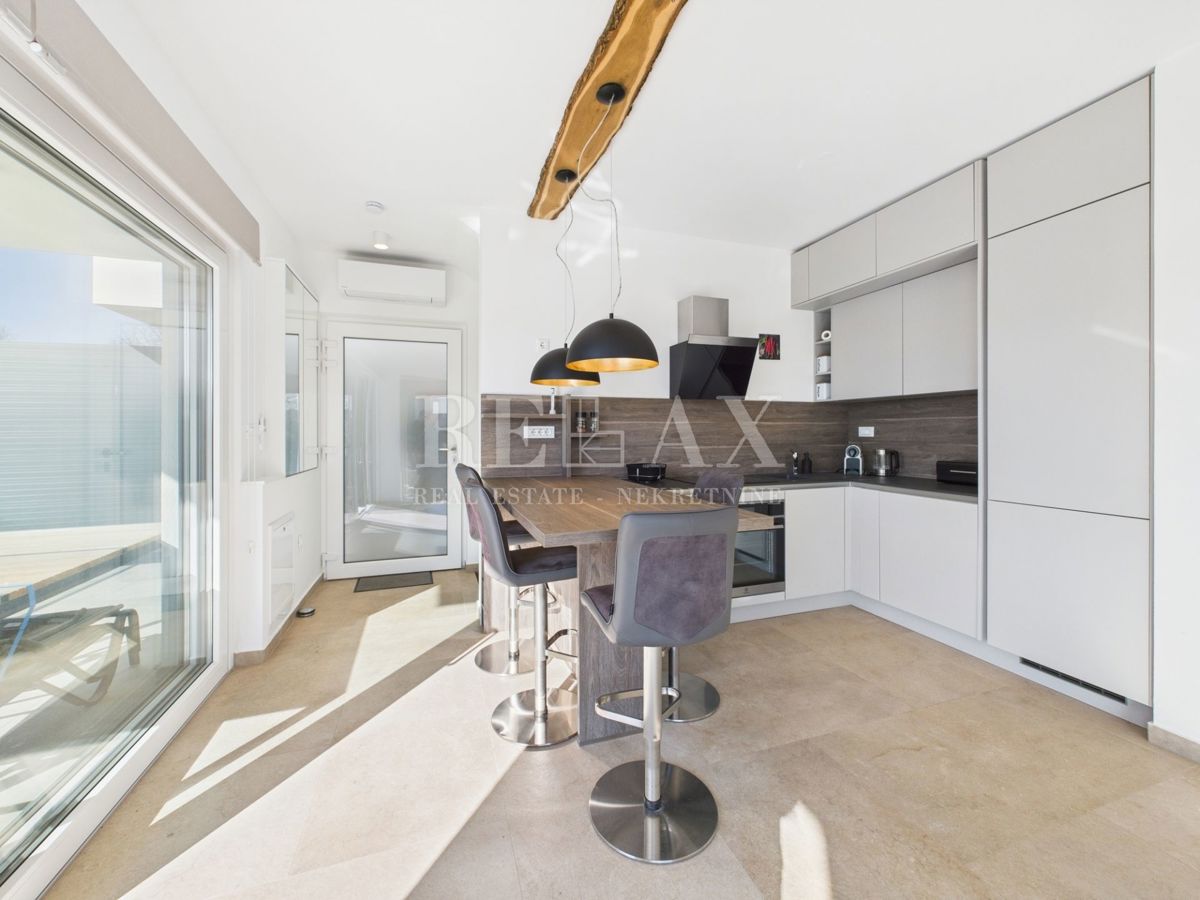 Njivice - dvoetažni apartma z bazenom in vrtom