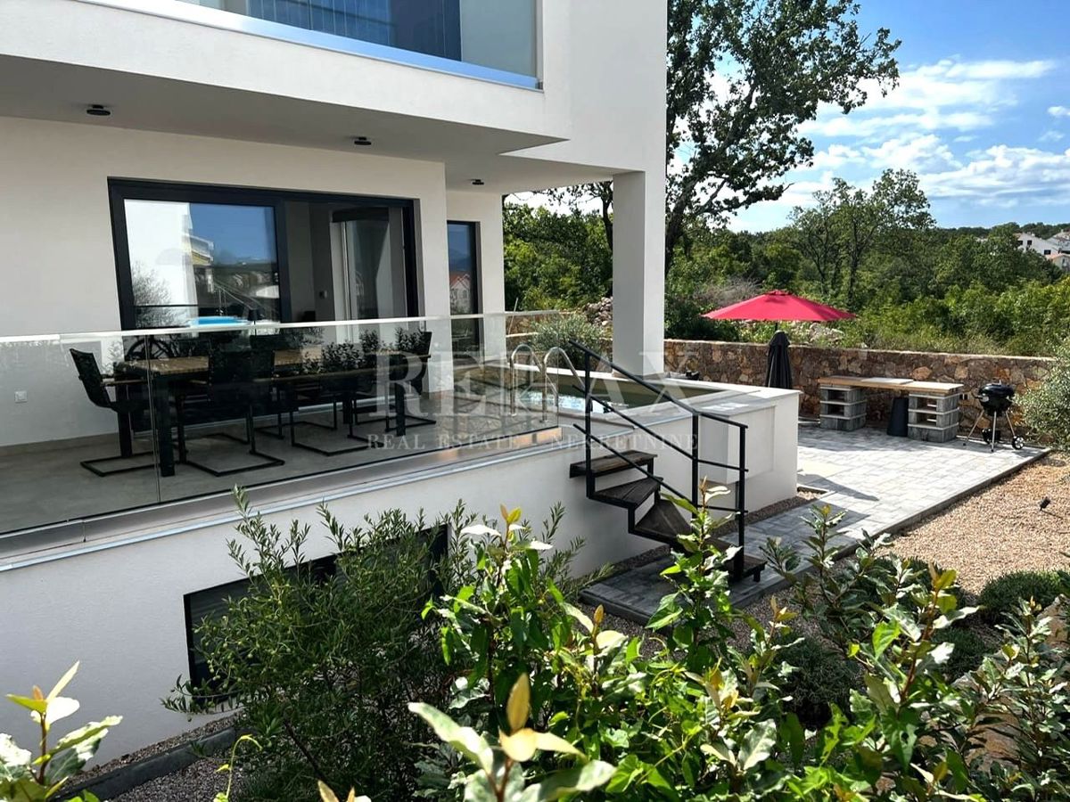 Njivice - dvoetažni apartma z bazenom in vrtom