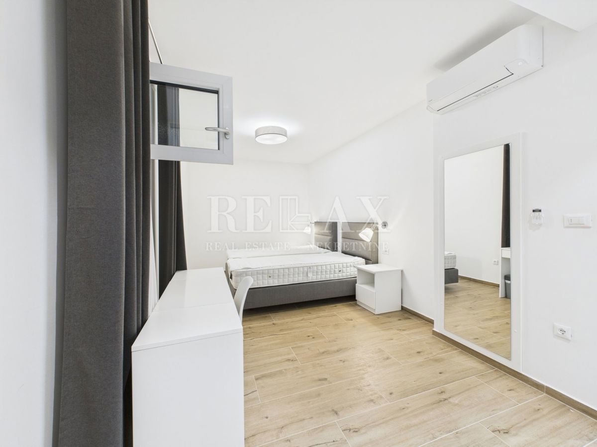 Njivice - dvoetažni apartma z bazenom in vrtom