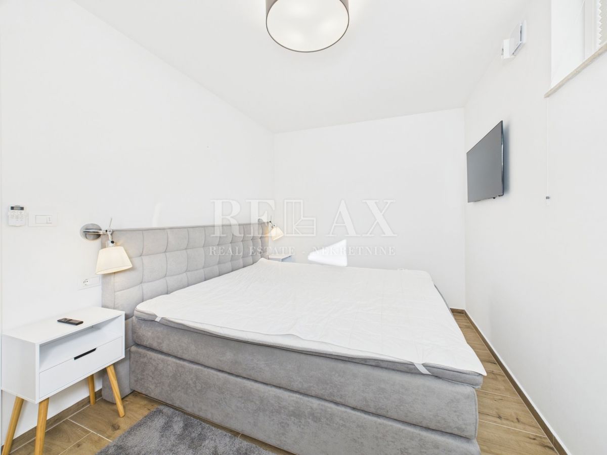 Njivice - dvoetažni apartma z bazenom in vrtom