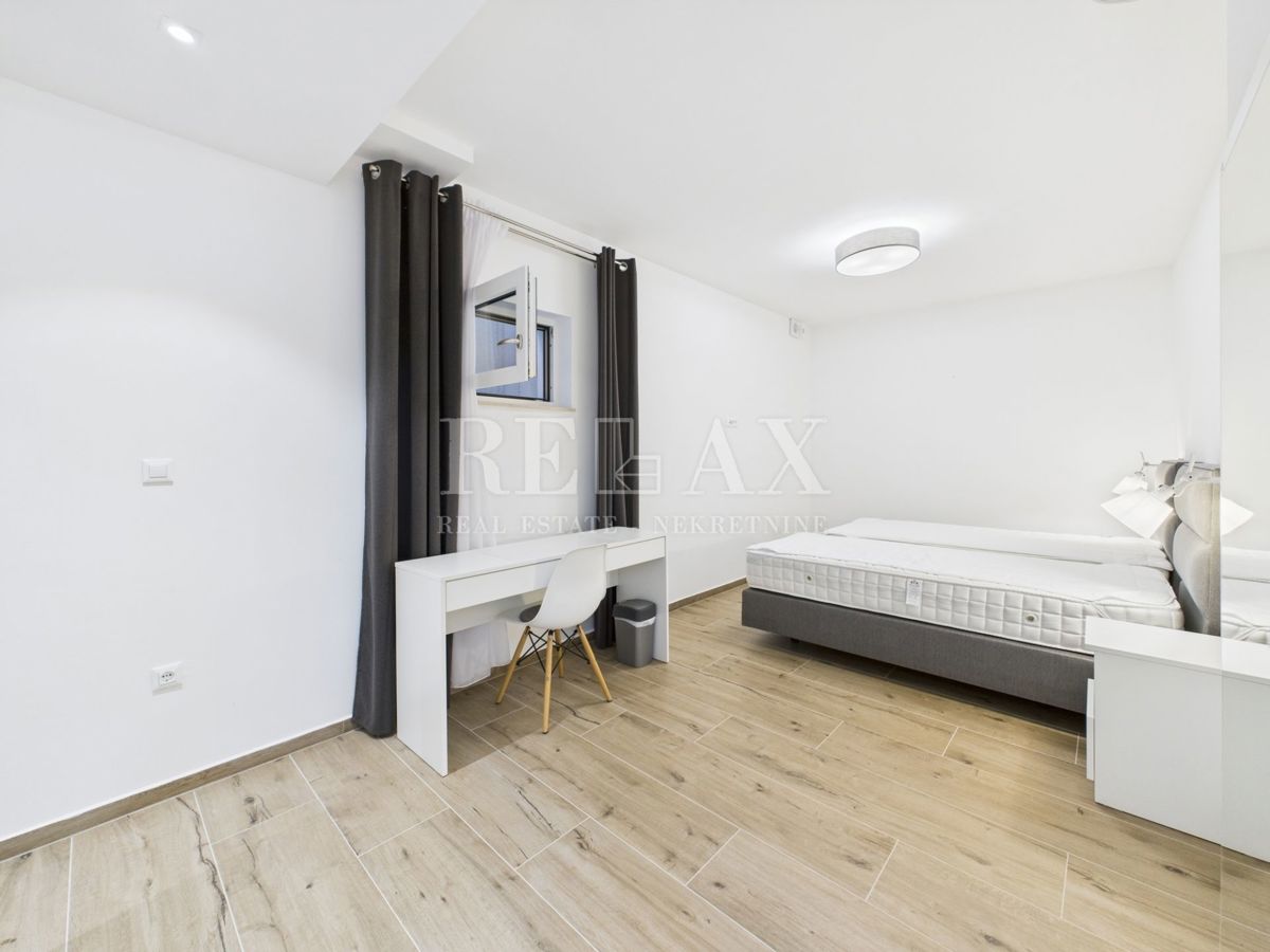 Njivice - dvoetažni apartma z bazenom in vrtom