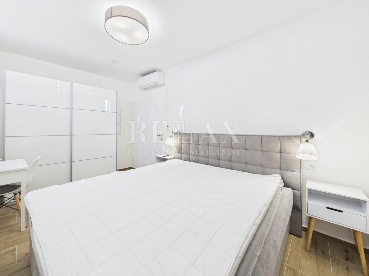 Njivice - dvoetažni apartma z bazenom in vrtom