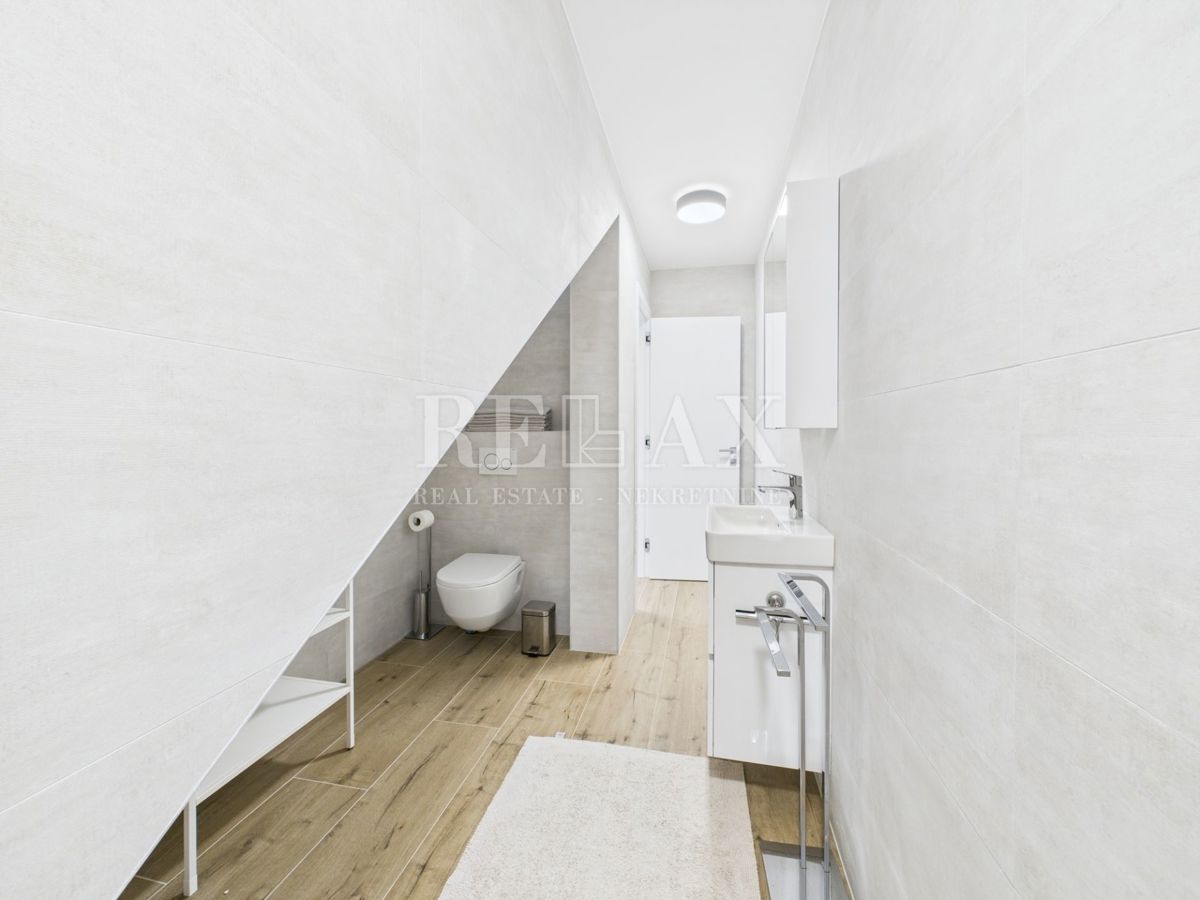 Njivice - dvoetažni apartma z bazenom in vrtom