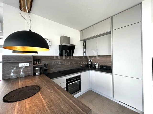 Njivice - dvoetažni apartma z bazenom in vrtom