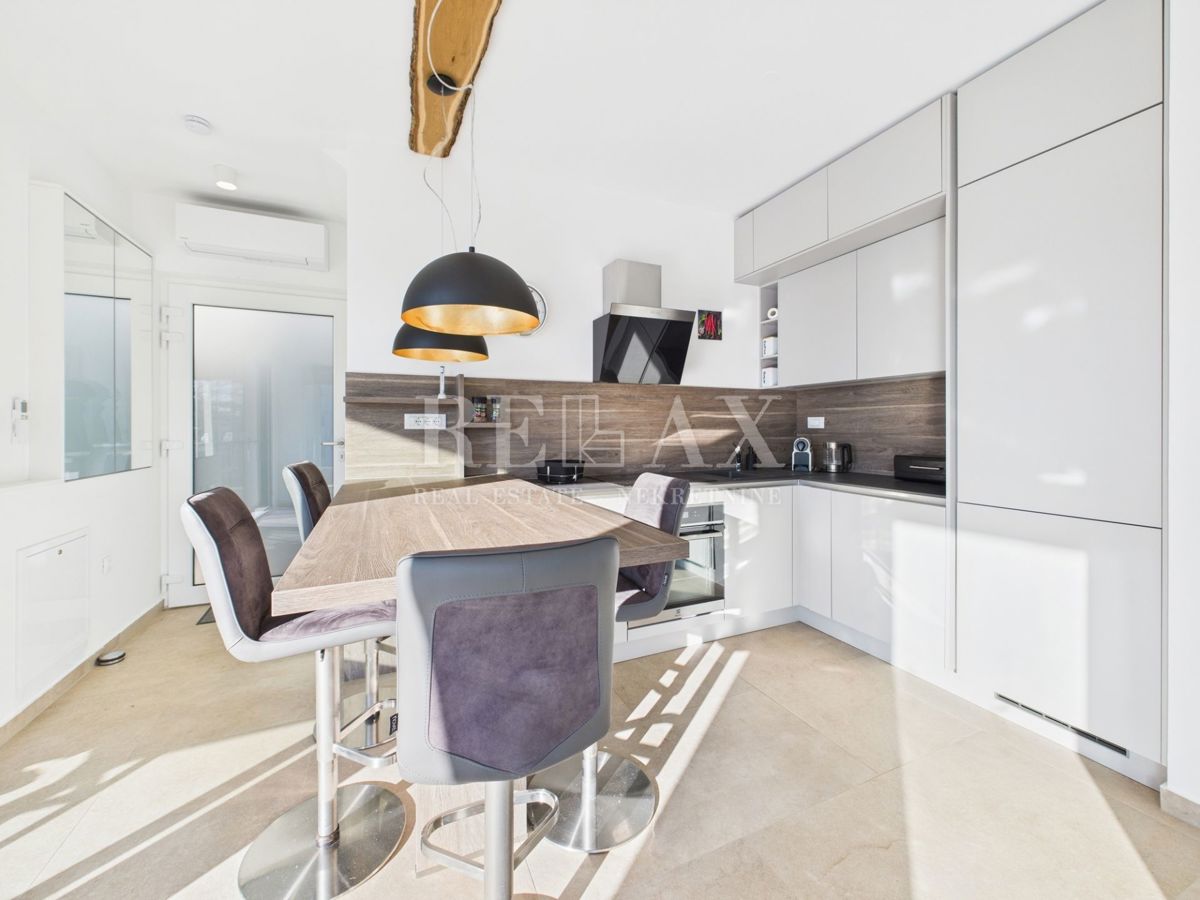Njivice - dvoetažni apartma z bazenom in vrtom