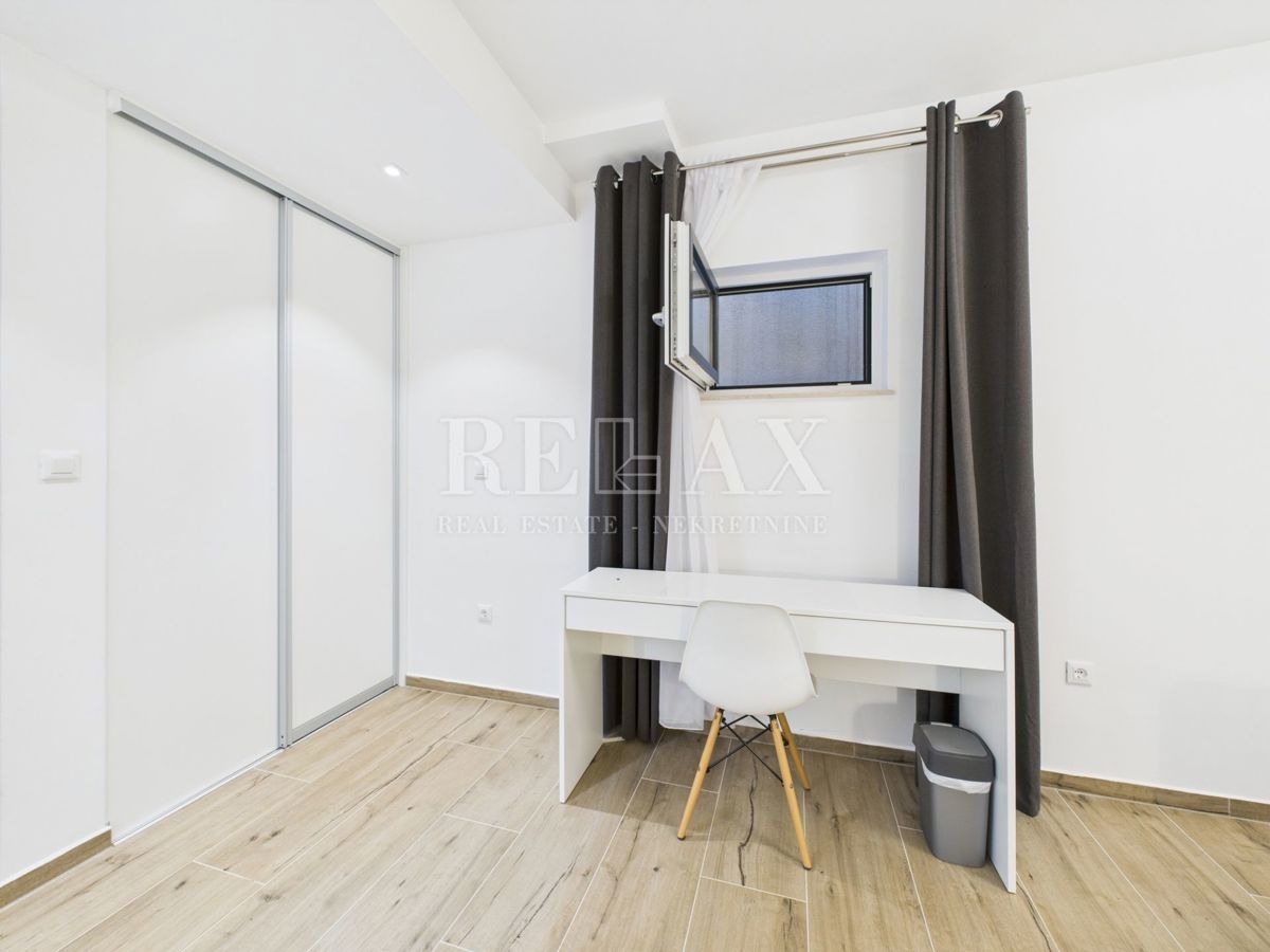 Njivice - dvoetažni apartma z bazenom in vrtom