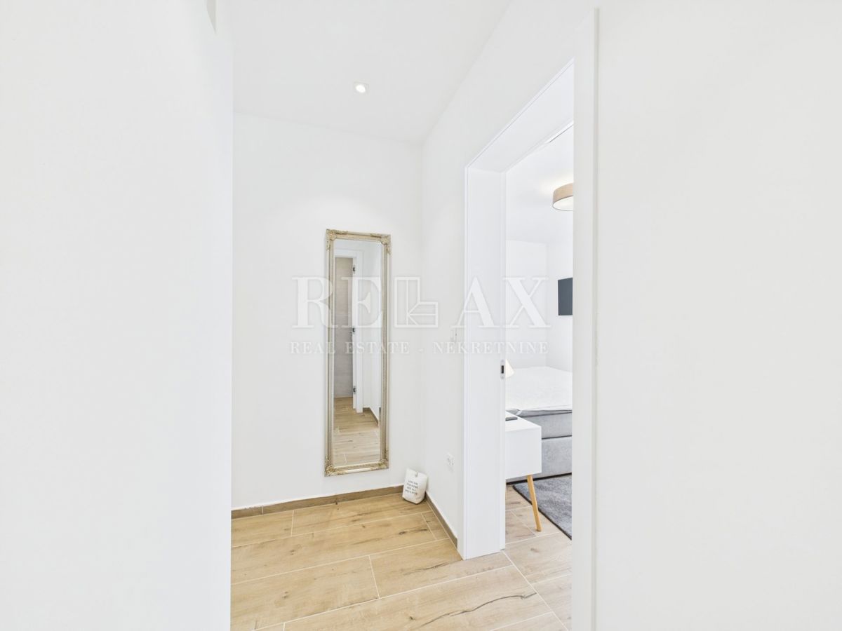 Njivice - dvoetažni apartma z bazenom in vrtom