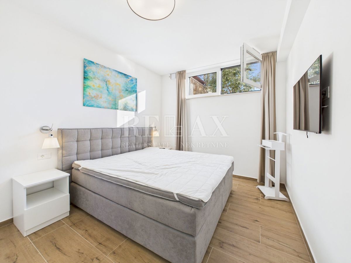 Njivice - dvoetažni apartma z bazenom in vrtom