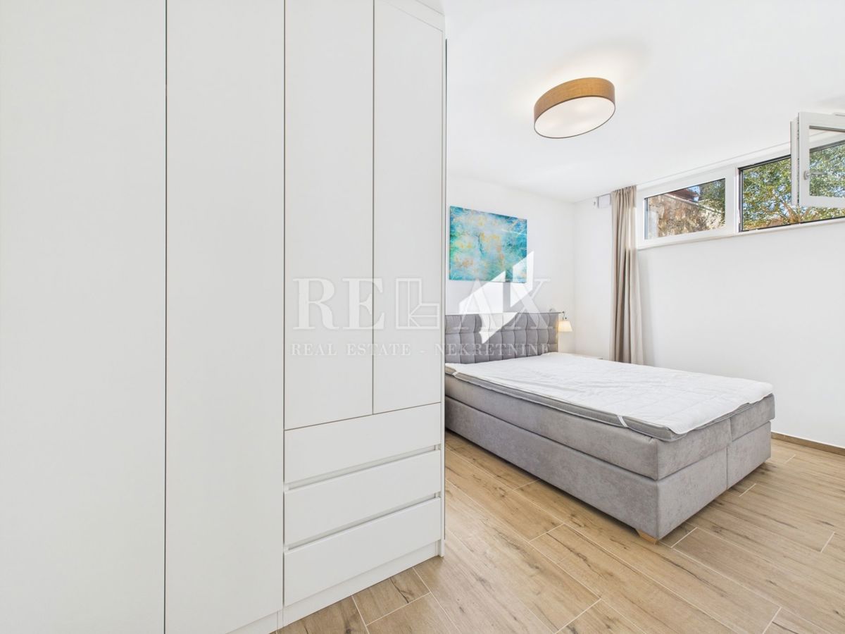 Njivice - dvoetažni apartma z bazenom in vrtom