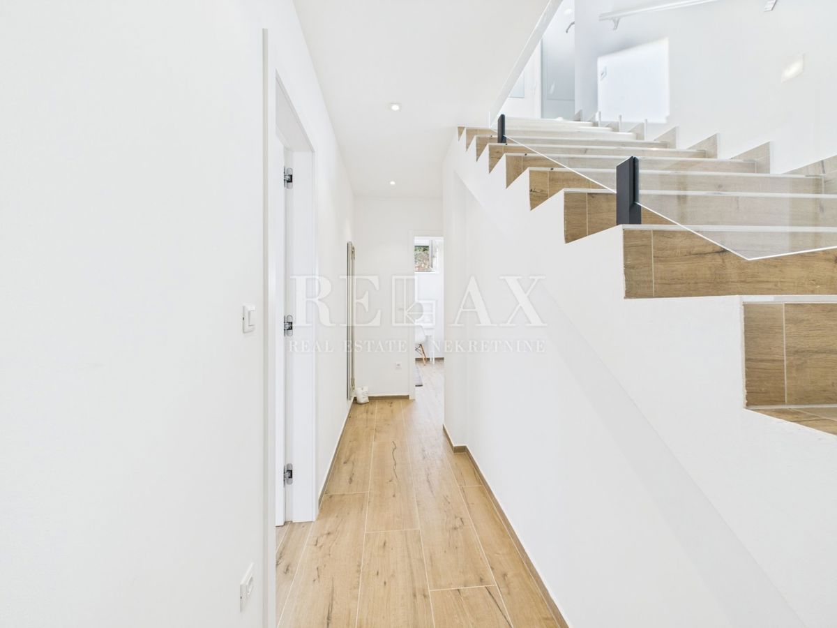 Njivice - dvoetažni apartma z bazenom in vrtom