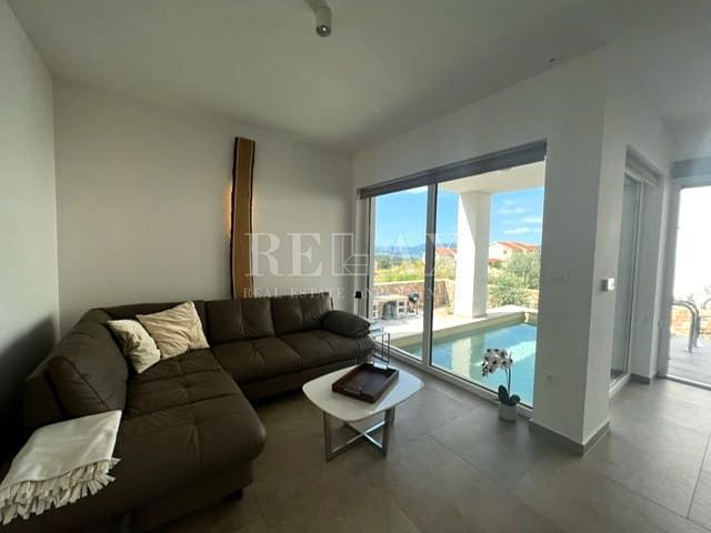 Njivice - dvoetažni apartma z bazenom in vrtom