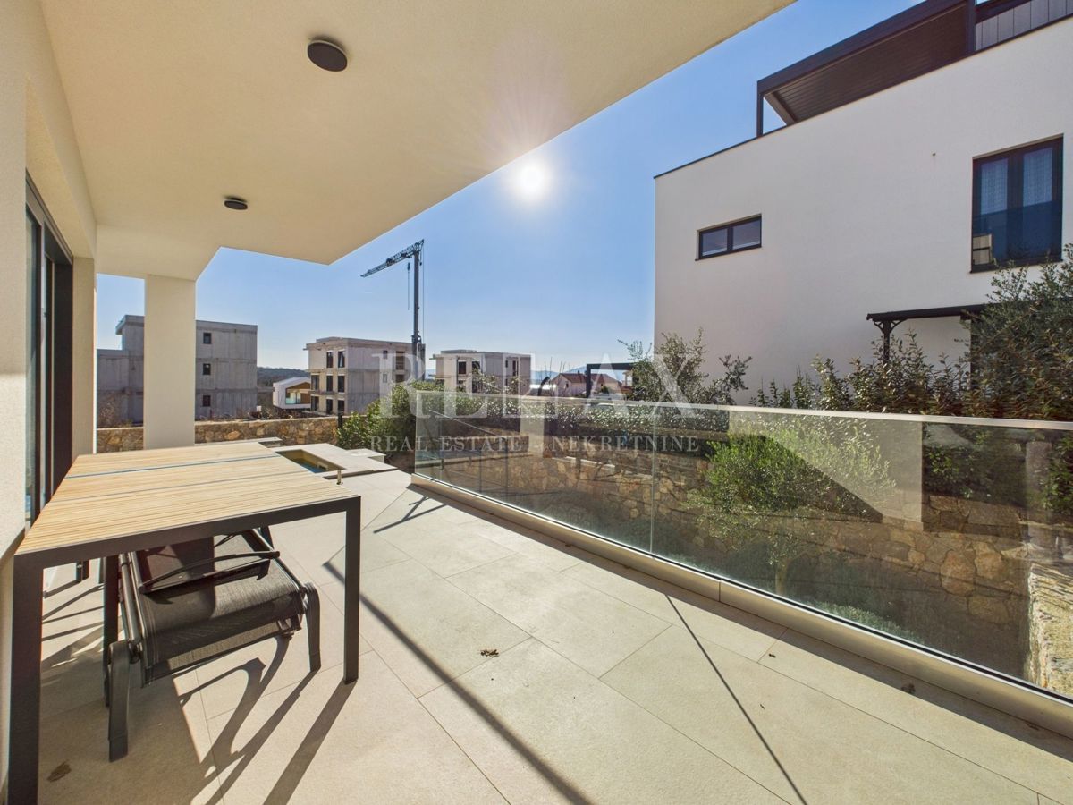 Njivice - dvoetažni apartma z bazenom in vrtom