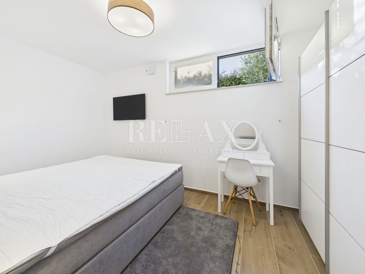 Njivice - dvoetažni apartma z bazenom in vrtom