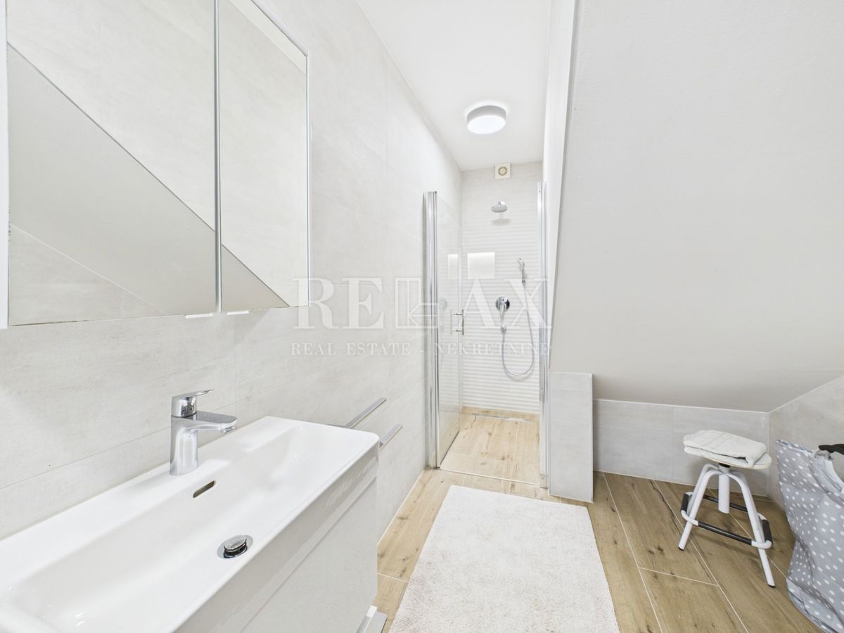 Njivice - dvoetažni apartma z bazenom in vrtom