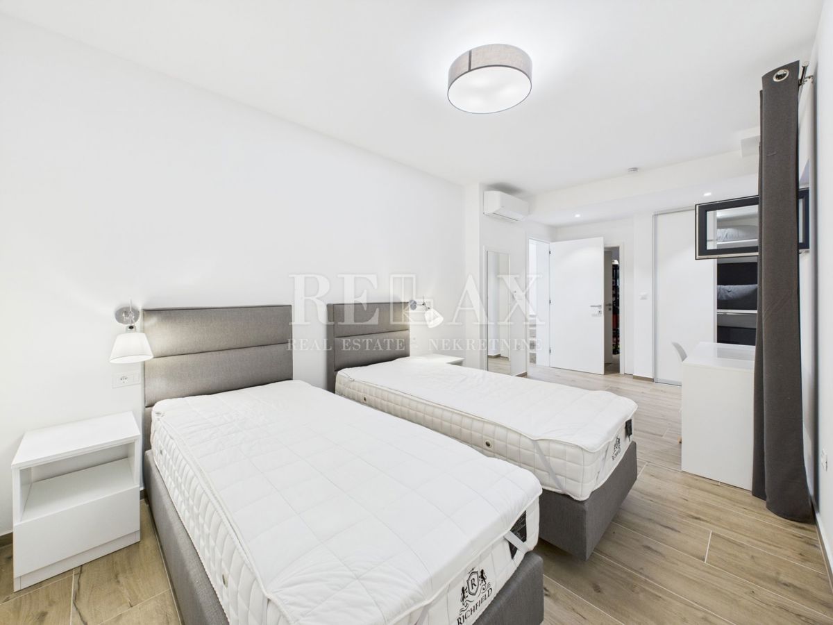Njivice - dvoetažni apartma z bazenom in vrtom