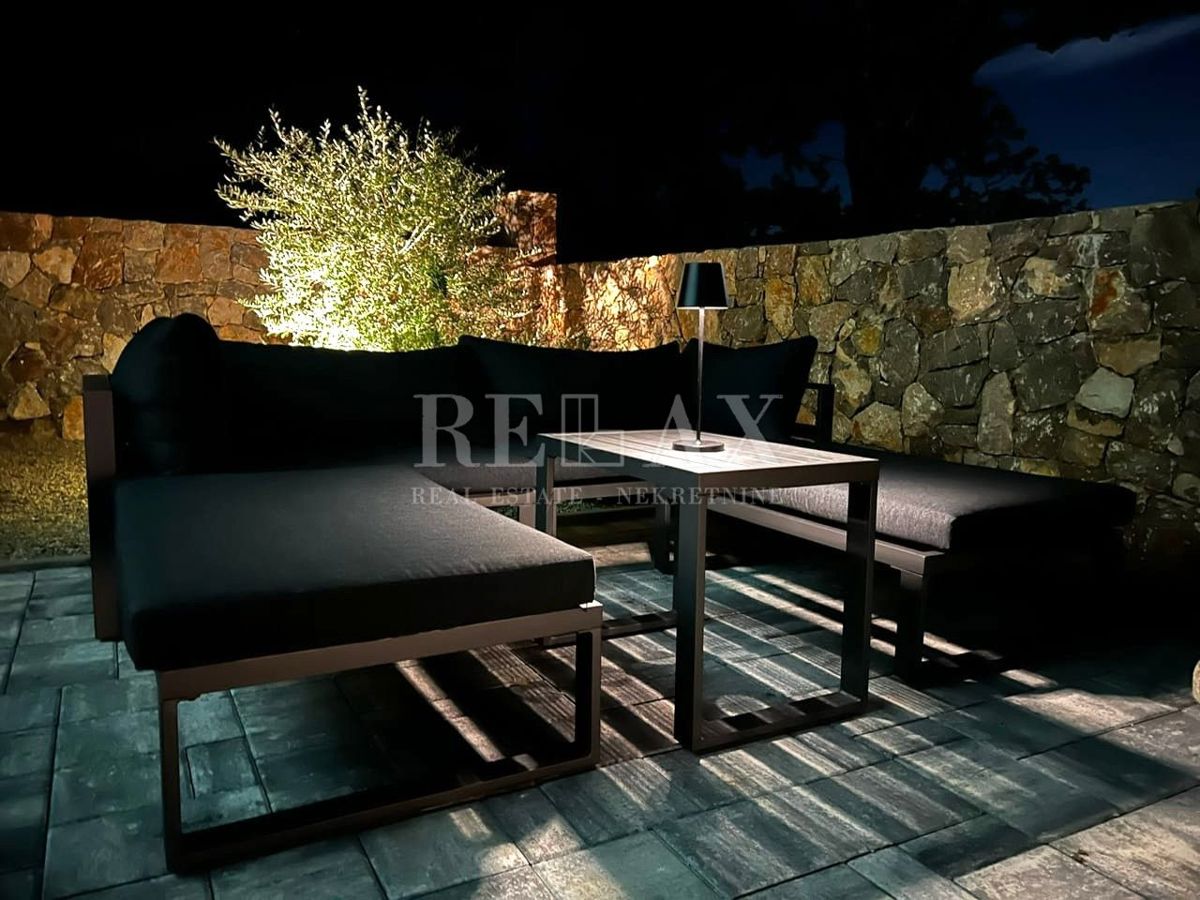 Njivice - dvoetažni apartma z bazenom in vrtom