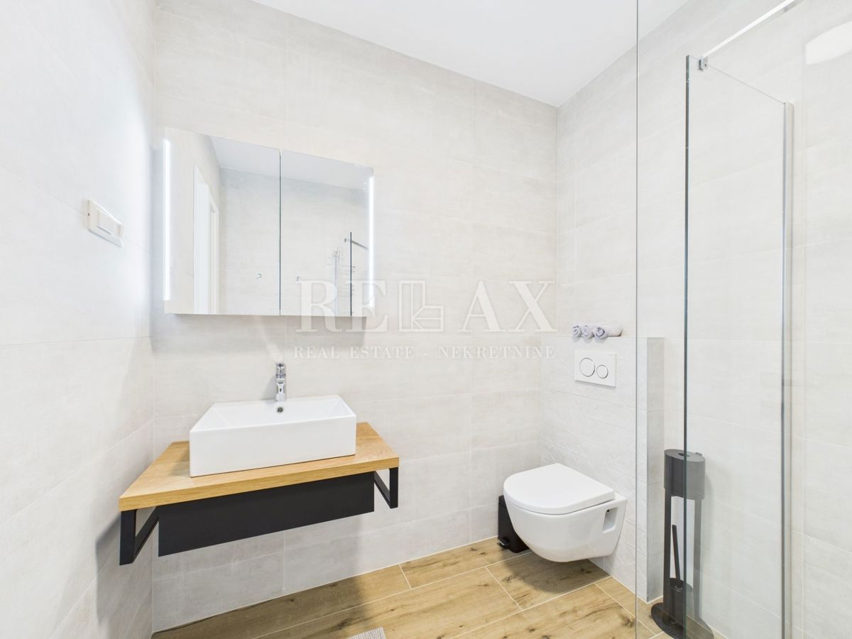 Njivice - dvoetažni apartma z bazenom in vrtom