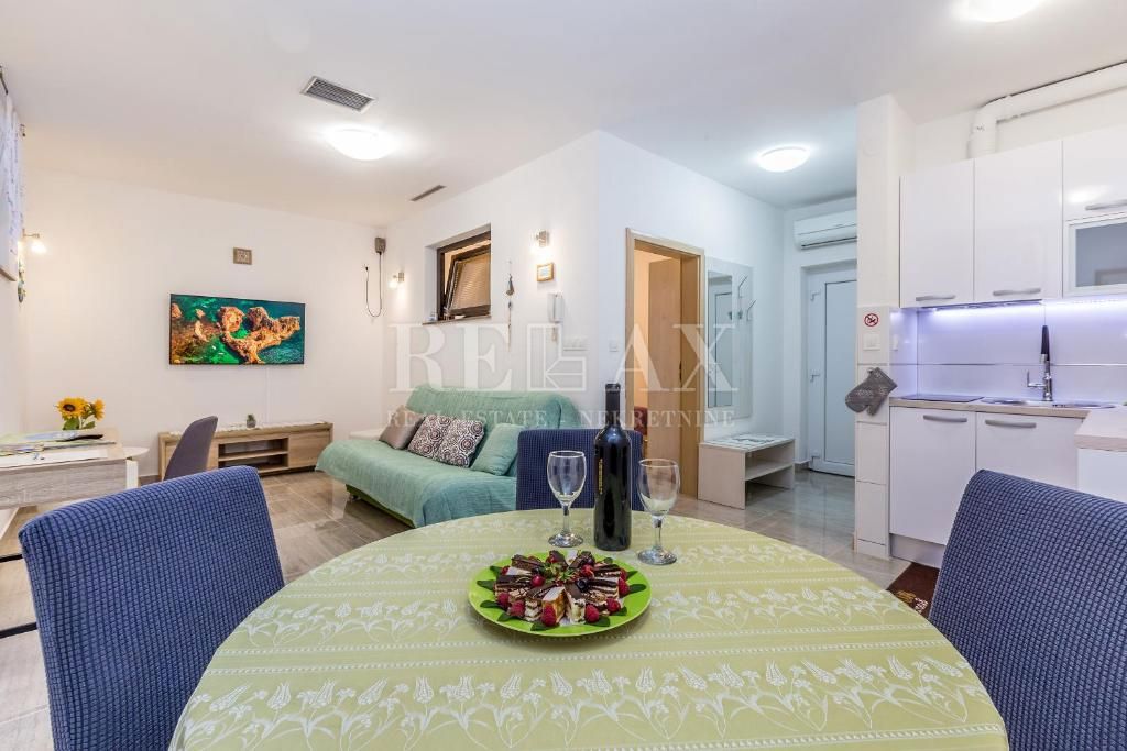 Otok Krk, Malinska - enosobno stanovanje z vrtom