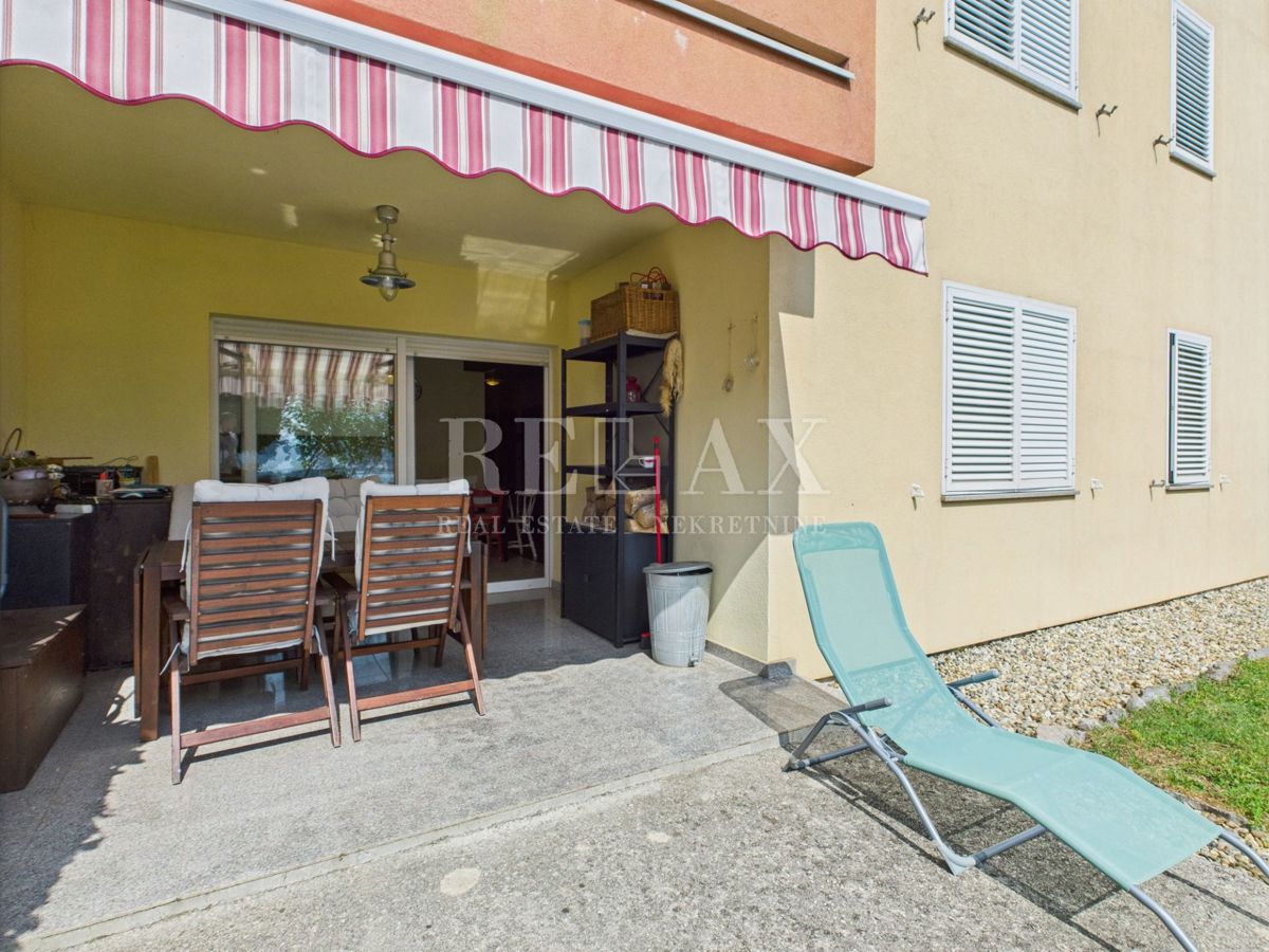 Crikvenica - prostorno stanovanje z vrtom in parkingom