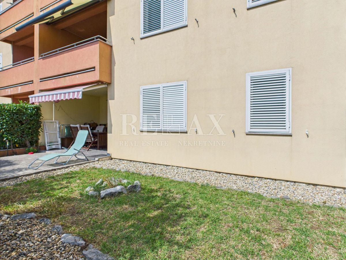 Crikvenica - prostorno stanovanje z vrtom in parkingom
