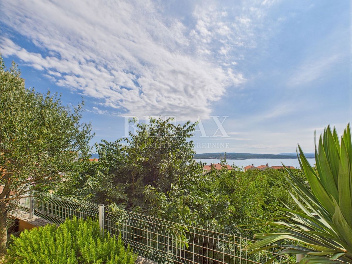 Crikvenica - prostorno stanovanje z vrtom in parkingom