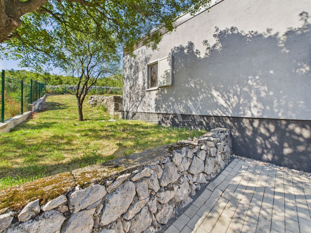 Volarice, Senj - enonadstropna hiša z velikim vrtom