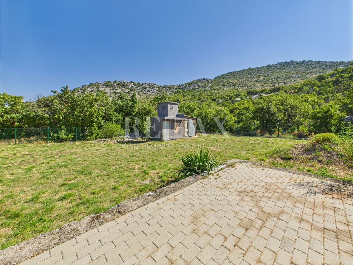 Volarice, Senj - enonadstropna hiša z velikim vrtom