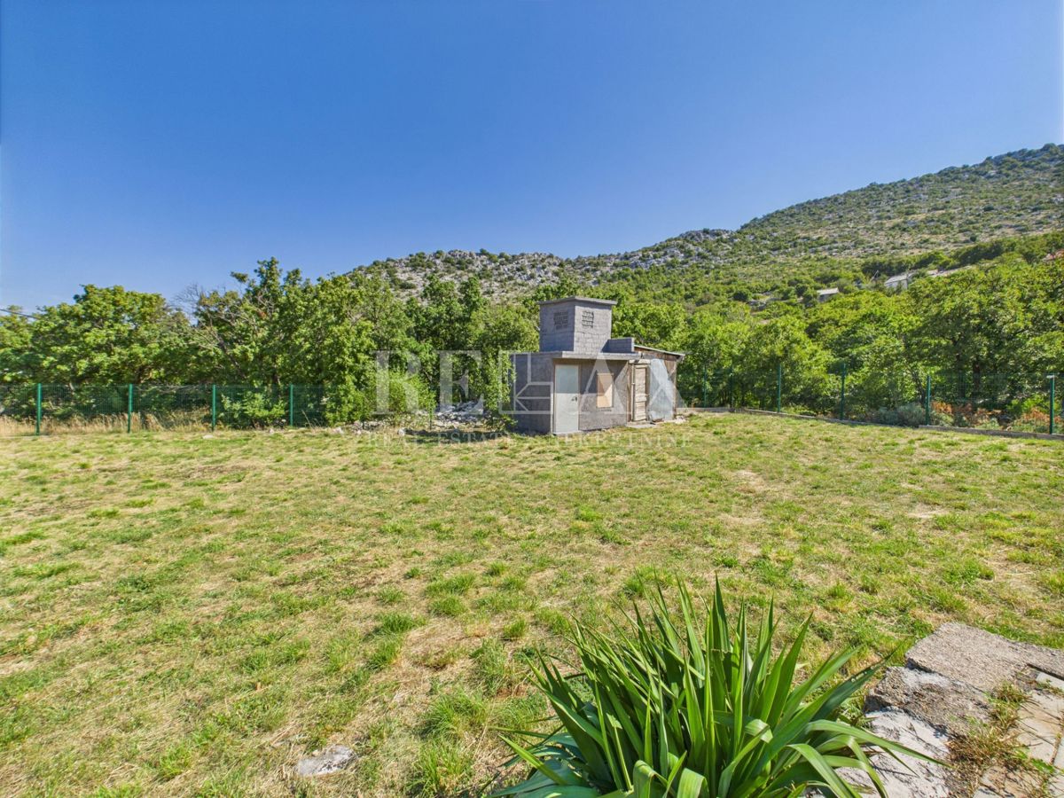 Volarice, Senj - enonadstropna hiša z velikim vrtom