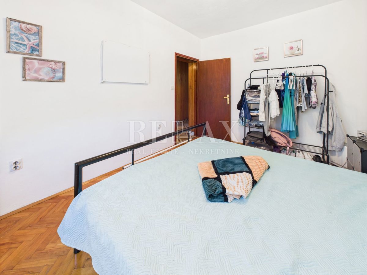 Volarice, Senj - enonadstropna hiša z velikim vrtom