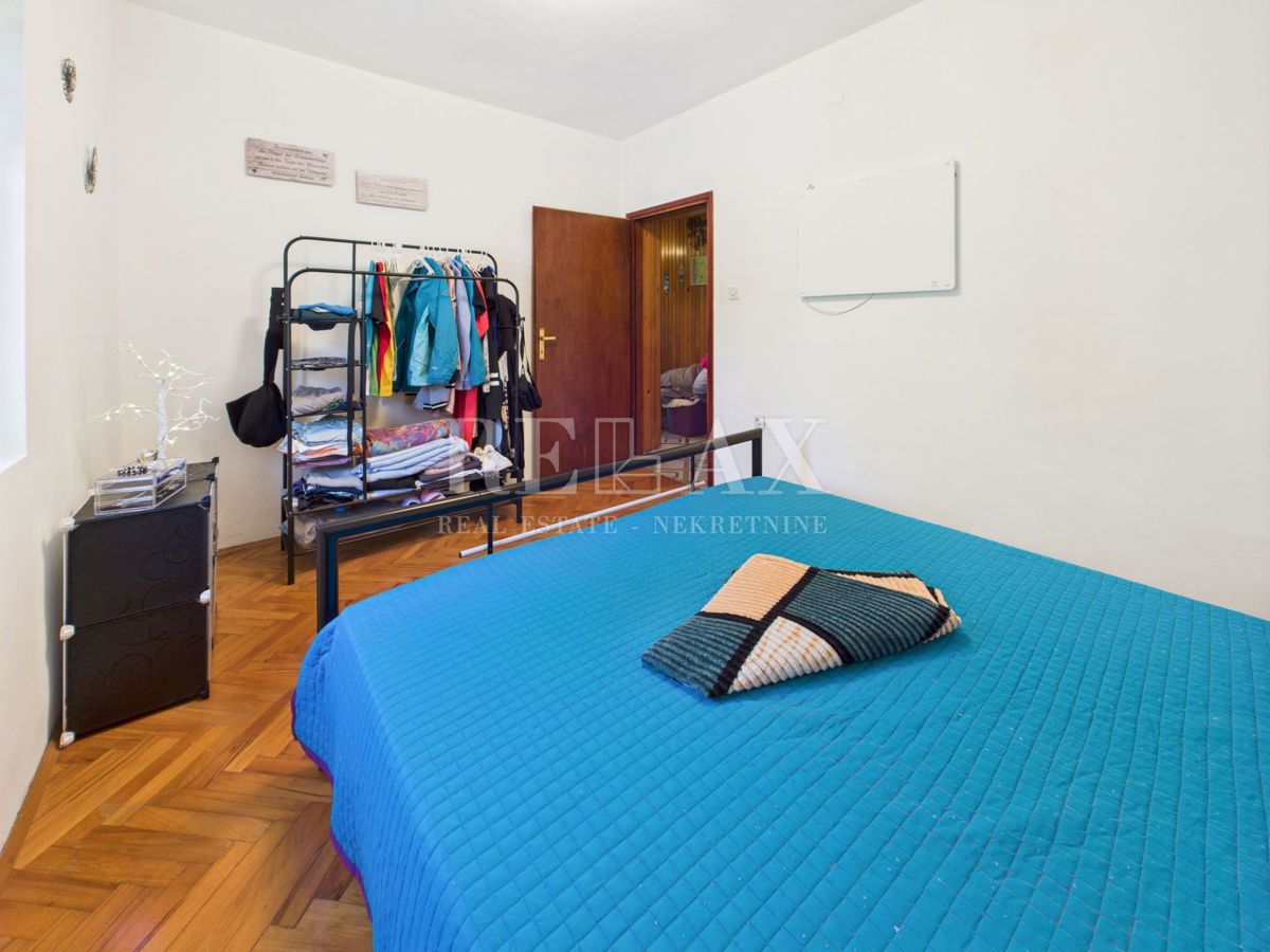 Volarice, Senj - enonadstropna hiša z velikim vrtom