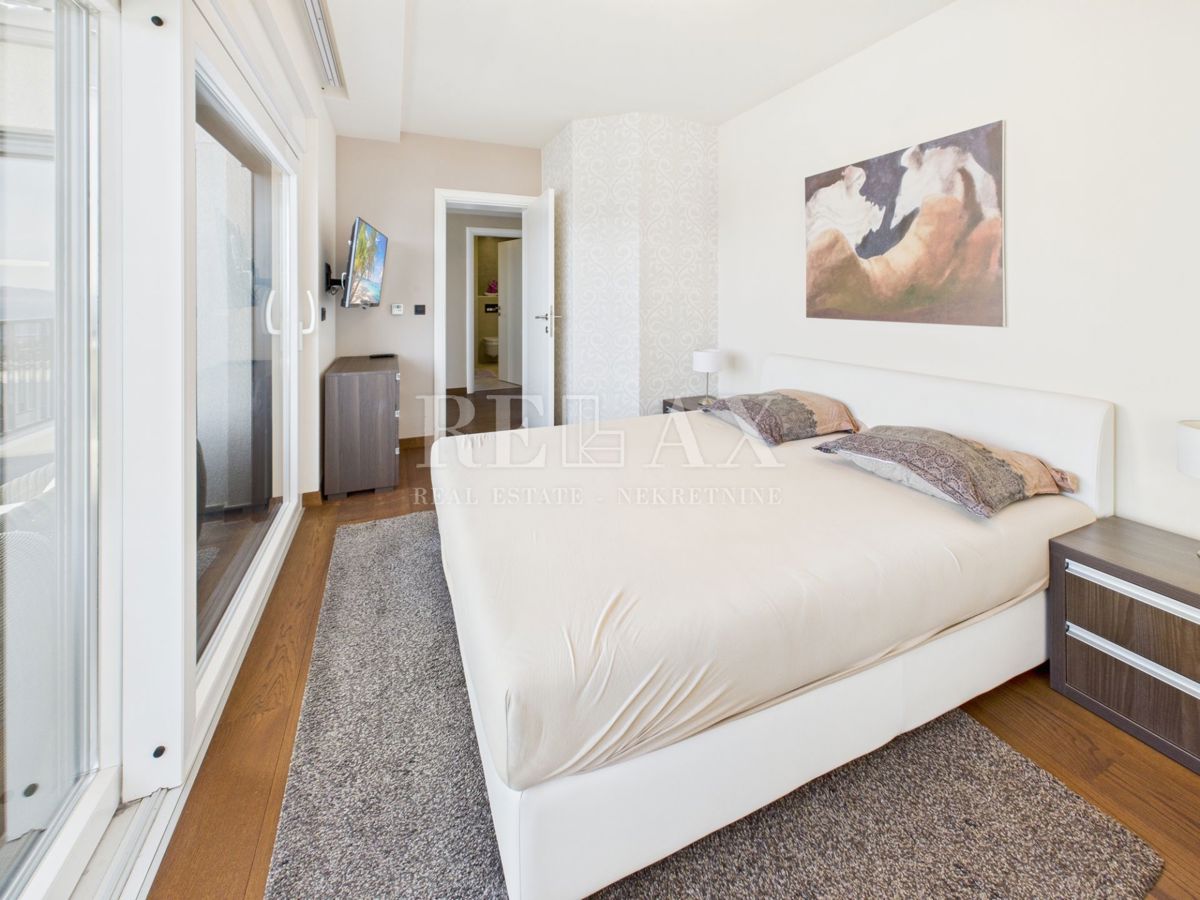 Klenovica - vila z bazenom