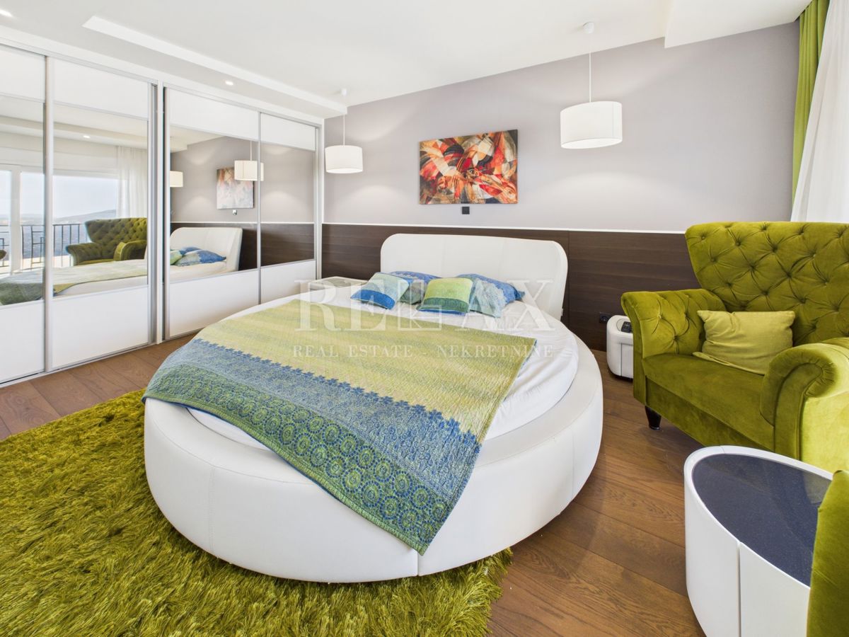 Klenovica - vila z bazenom